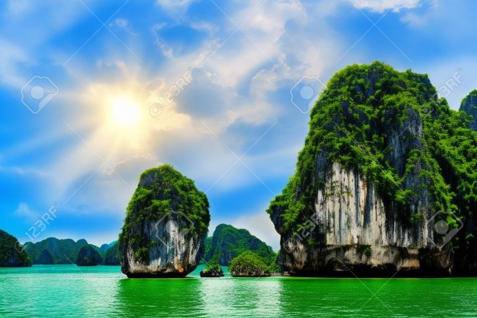 베트남 하롱 베이의 아름다운 석회암 바위와 외딴 해변에서 크루즈