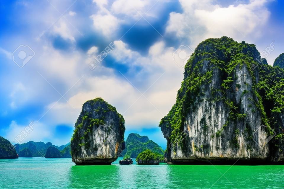 베트남 하롱 베이의 아름다운 석회암 바위와 외딴 해변에서 크루즈