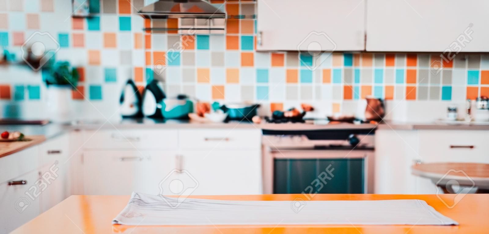 interno sfocato della cucina con il tovagliolo sul tavolo