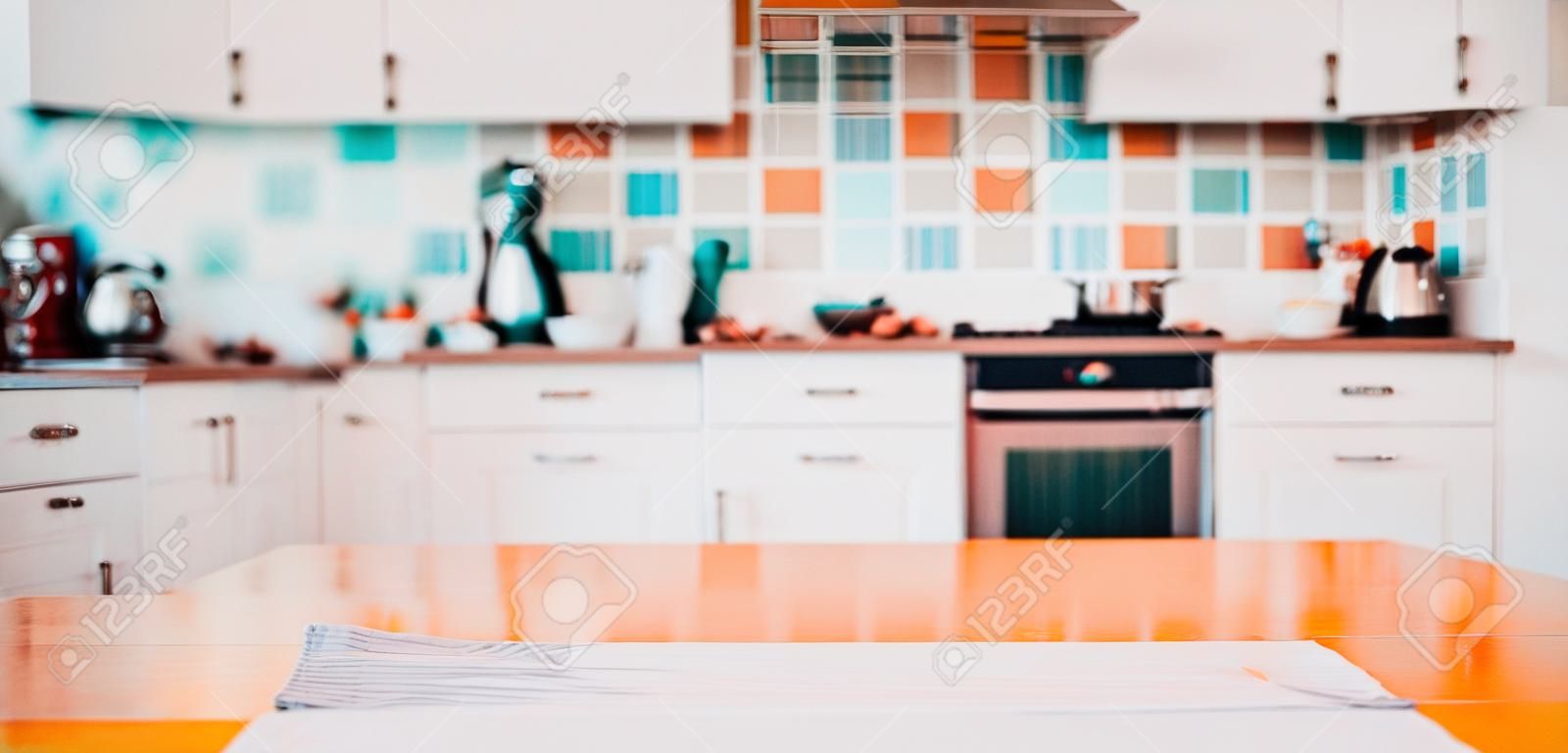 interno sfocato della cucina con il tovagliolo sul tavolo