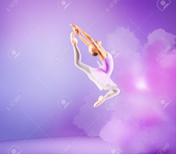 jonge balletdanser springen op een lila achtergrond