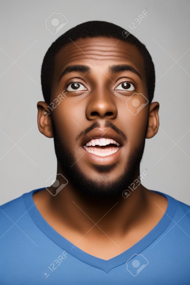 Ritratto di giovane nero africano uomo sorridente, isolato su sfondo bianco