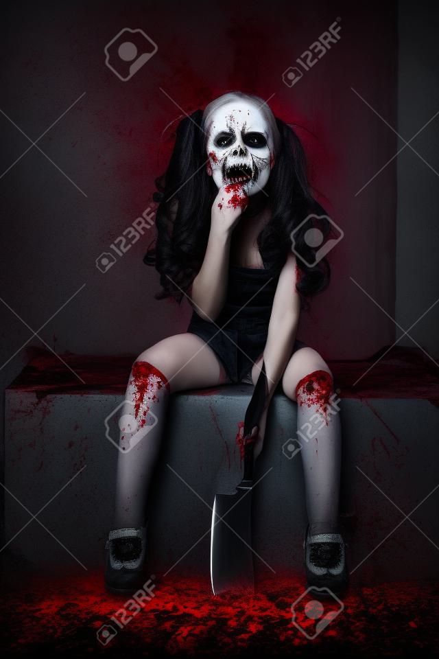 Sanguinosa Halloween tema: La ragazza pazza con la lama su scuro