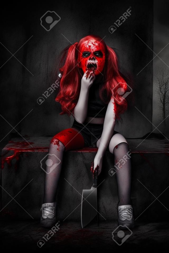 Sanguinosa Halloween tema: La ragazza pazza con la lama su scuro
