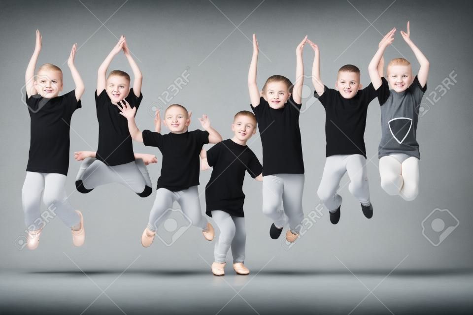 Los niños bailan la escuela, ballet, hip-hop, calle, funky y bailarines modernos en fondo gris del estudio