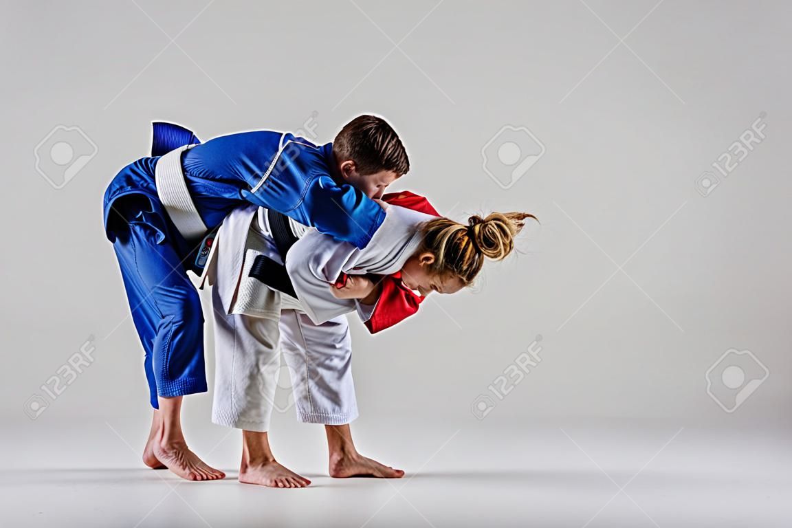 Die beiden Kämpfer Judokas auf grauem aufwirft