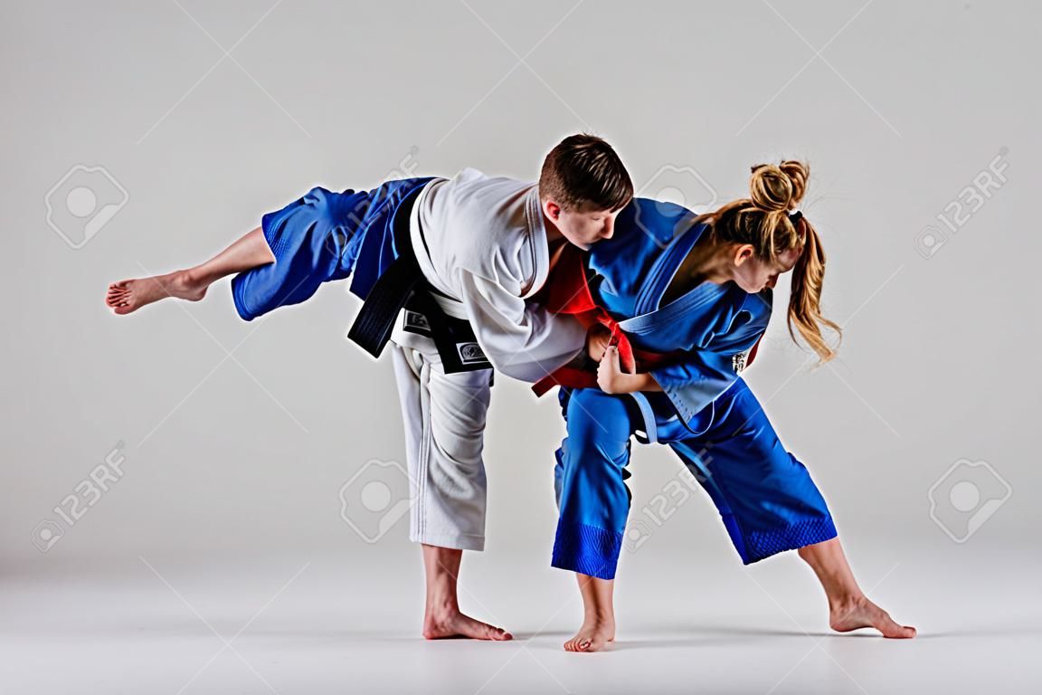 Die beiden Kämpfer Judokas auf grauem aufwirft