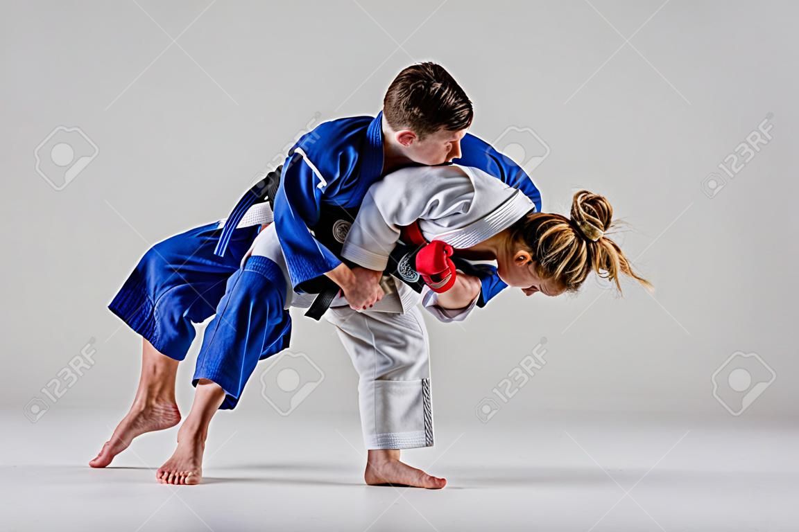 Los dos judokas combatientes que presenta en gris