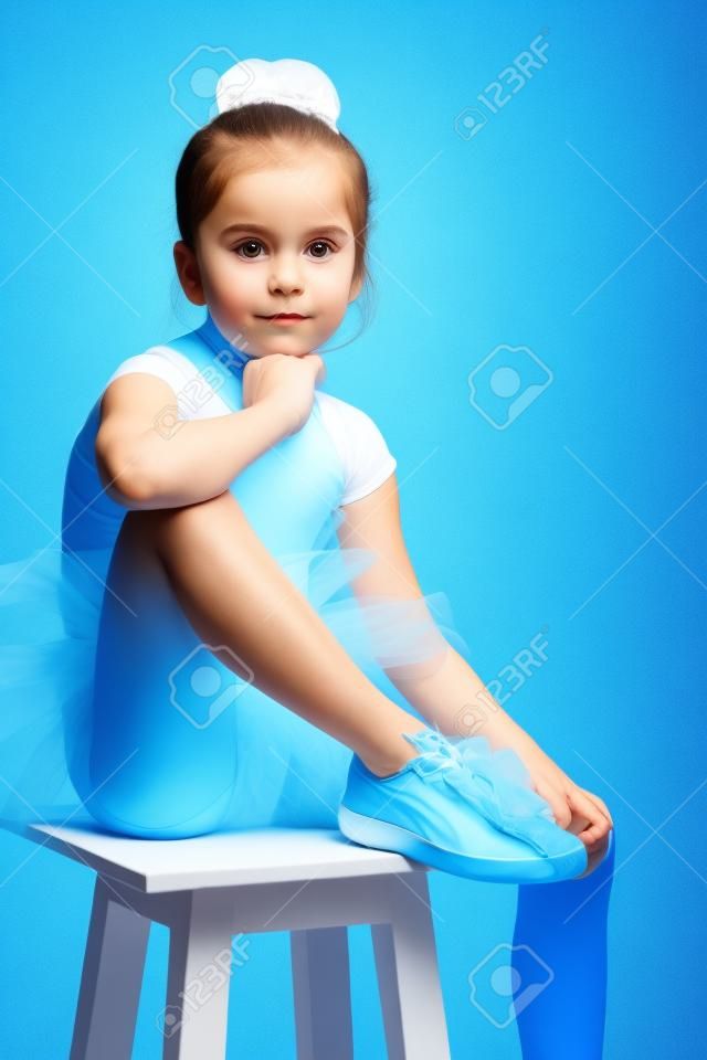 Mała balerina tancerz na niebieskim tle