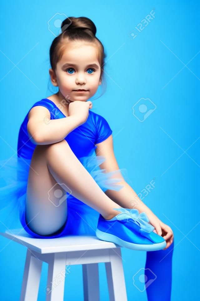 파란색 배경에 작은 balerina 댄서