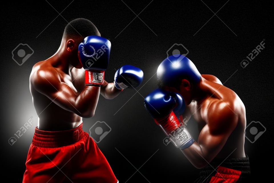 在黑色背景上的兩個專業拳擊手拳擊