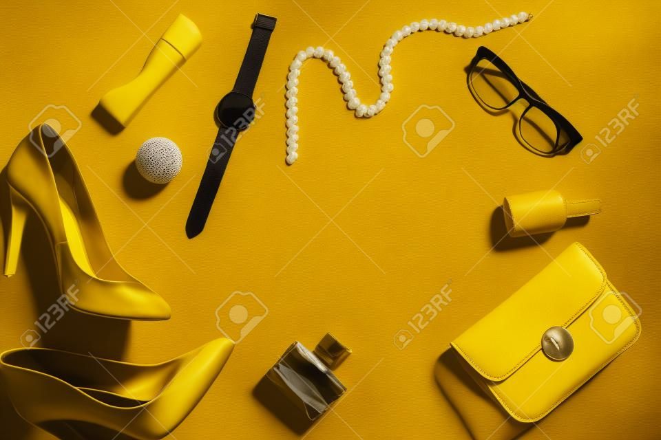 Ainda vida da mulher da moda, objetos no amarelo
