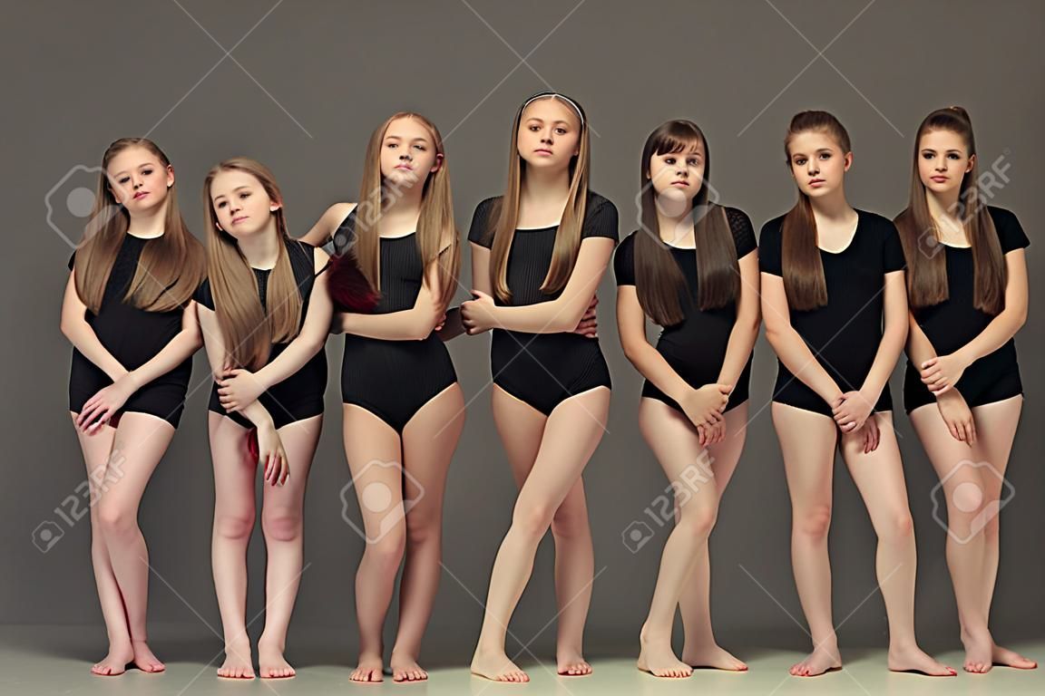 Die Gruppe jugendlich Mädchen posiert im weißen Studio