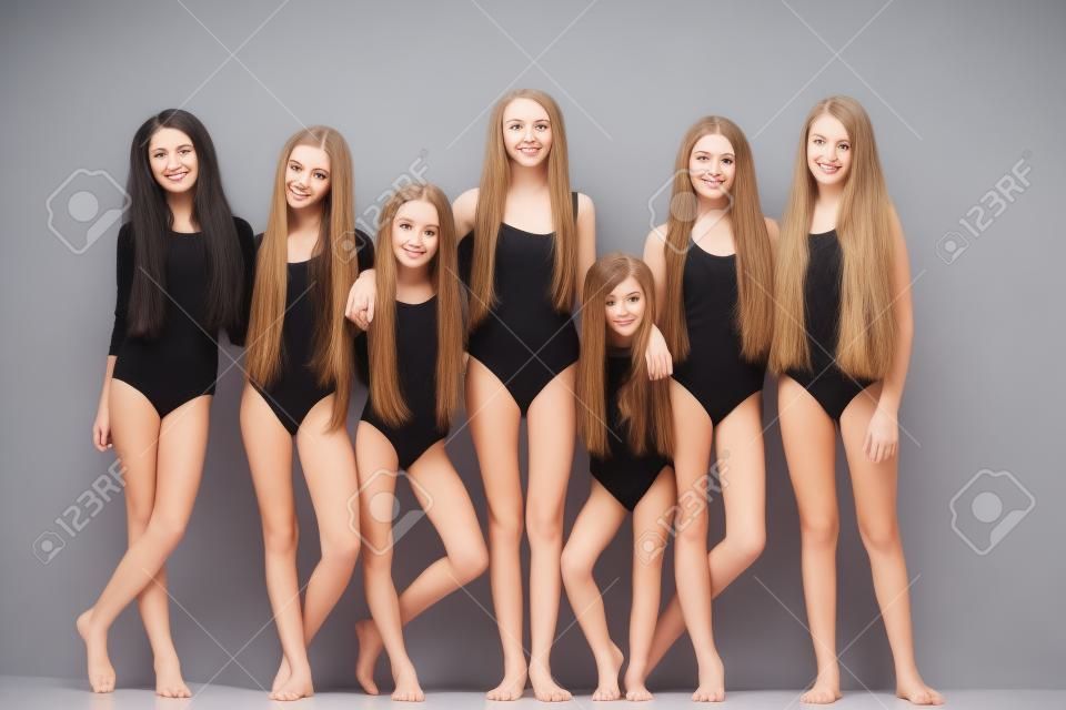 De groep tienermeisjes poseren in witte studio