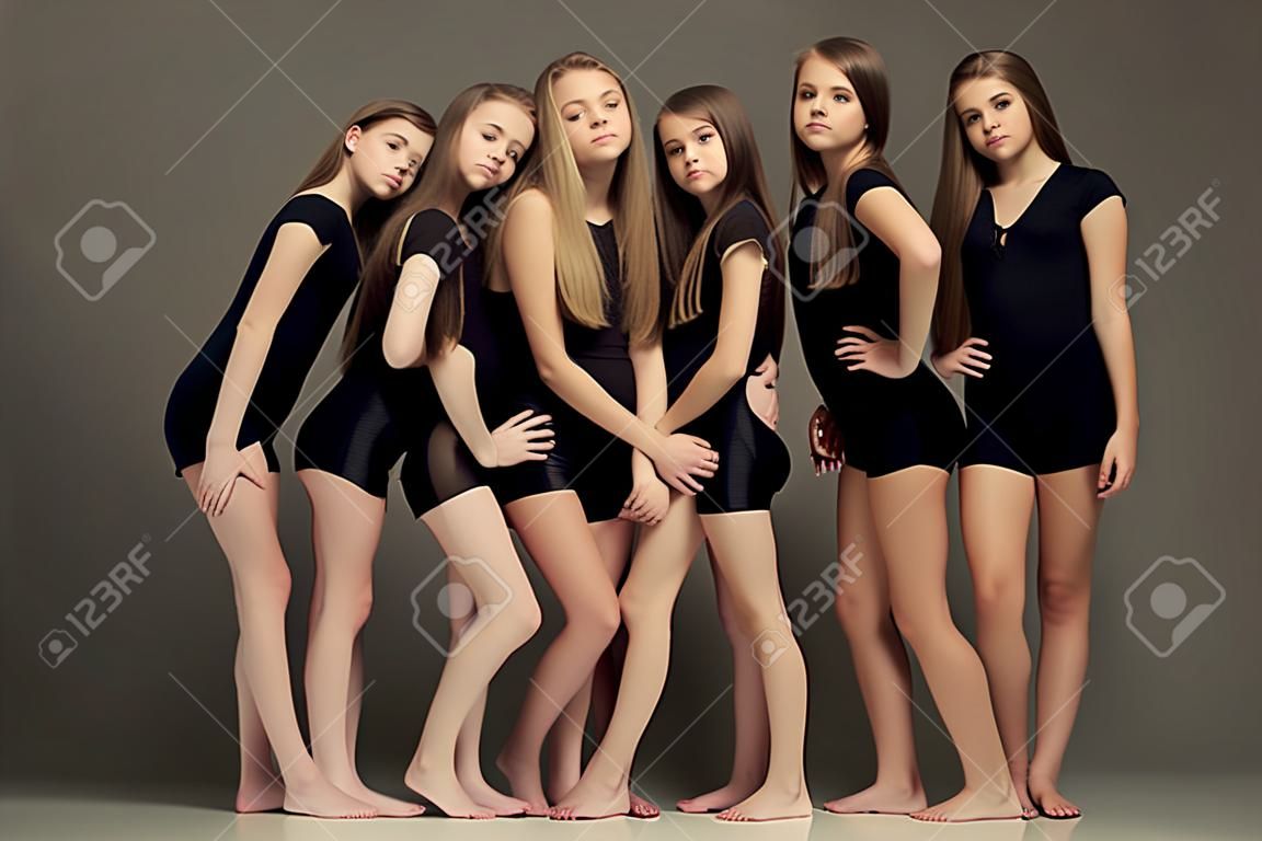 le groupe de jeunes filles posant au studio blanc
