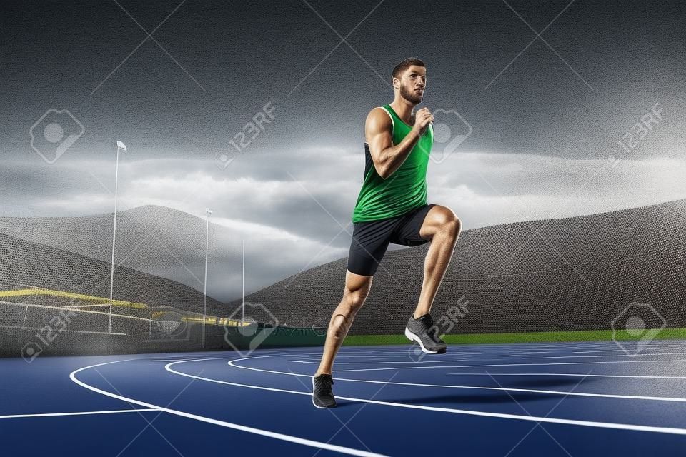 człowiek w torze. Fit męski biegacz biegający podczas treningu na torach stadionowych. Sportowiec, fitness, trening, sport, ćwiczenia, lekkoatletyka, koncepcja stylu życia