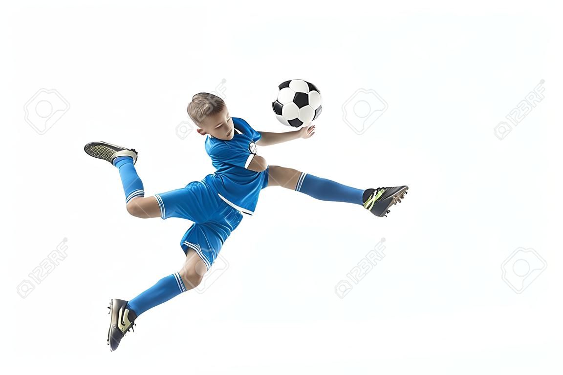 Niño con balón de fútbol haciendo patada voladora, aislado en blanco. futbolistas de fútbol en movimiento sobre fondo de estudio. Montar niño saltando en acción, salto, movimiento en el juego.