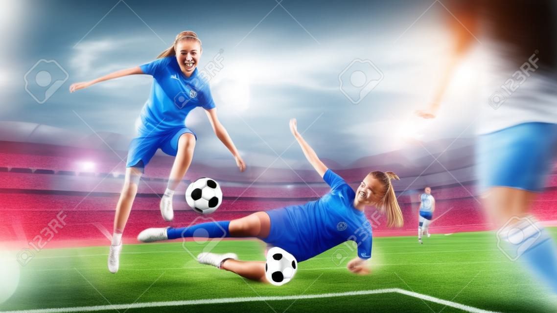 Eccitazione. Giovani calciatori femminili in abbigliamento sportivo che calciano il pallone per l'obiettivo in azione allo stadio. Concetto di stile di vita sano, sport, movimento, movimento. Collage composto da 2 modelli.