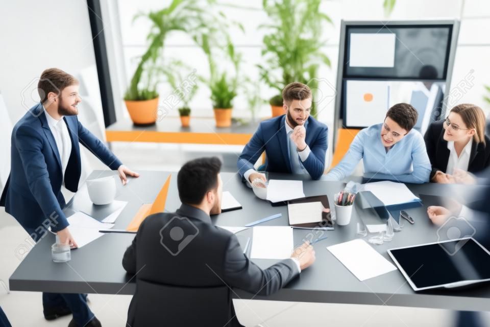 Creación de decisión. Grupo de jóvenes profesionales de negocios que tienen una reunión. Diversos grupos de compañeros de trabajo discuten nuevas decisiones, planes, resultados, estrategia. Creatividad, lugar de trabajo, negocios, finanzas, trabajo en equipo.