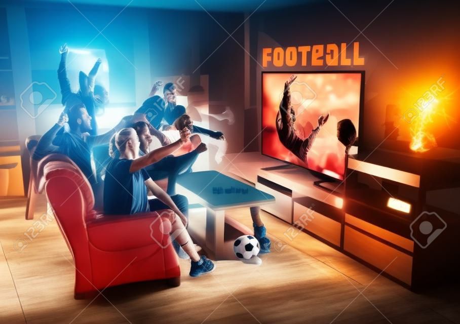 Grupa przyjaciół ogląda telewizję, mecz, mistrzostwa, gry sportowe. emocjonalni mężczyźni i kobiety dopingują ulubioną drużynę, patrzą na walkę o piłkę. pojęcie przyjaźni, sportu, rywalizacji, emocji.
