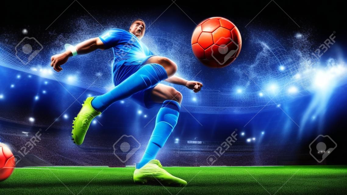 Futebol profissional ou jogador de futebol em ação no estádio com lanternas, chutando bola para ganhar gol, grande angular. Conceito de esporte, competição, movimento, superação. Efeito de presença no campo.
