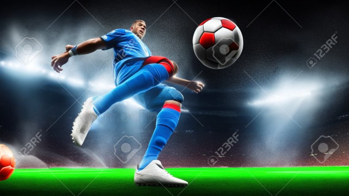 プロサッカーやサッカー選手は、懐中電灯、勝利のゴールのためのボールを蹴る、広角でスタジアムで行動しています。スポーツ、競争、運動、克服の概念。フィールドプレゼンス効果。
