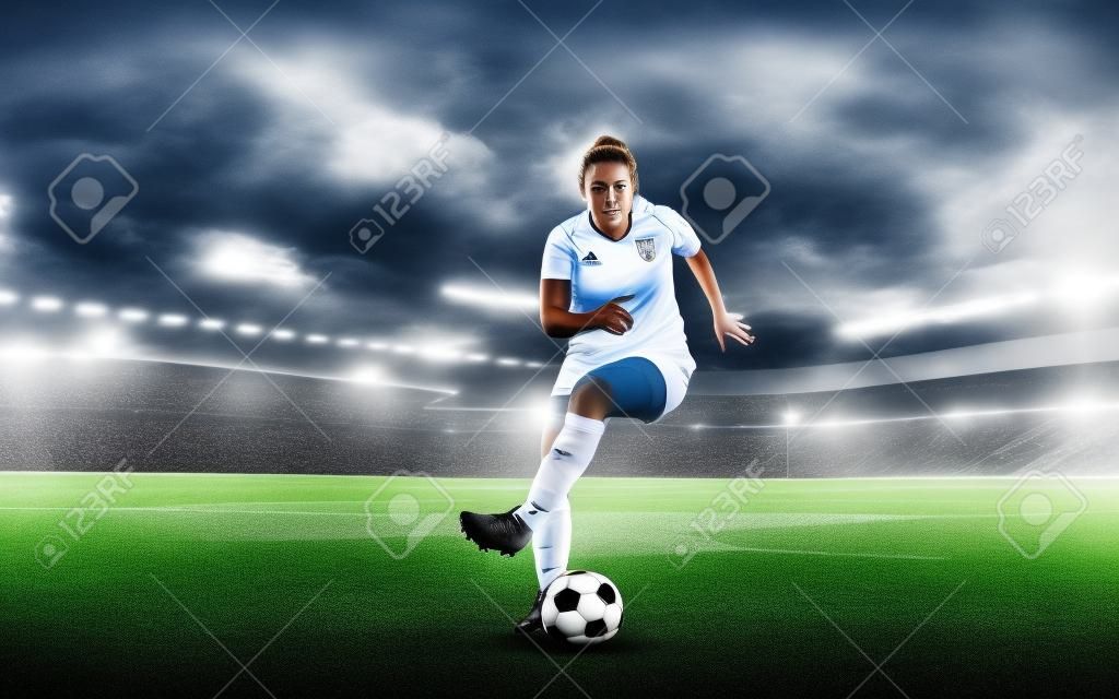 Fútbol femenino, futbolista driblando la pelota en movimiento en el estadio durante el partido deportivo en el fondo del cielo nublado. Collage