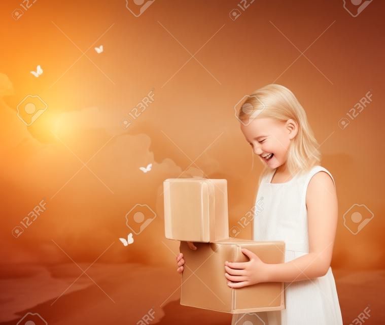 快樂的金發女孩打開百寶箱