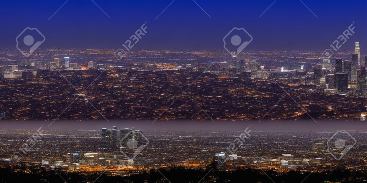 Paisaje urbano panorámico de Los Ángeles en la noche con vista del centro de LA