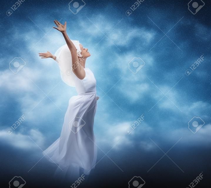 Красивая женщина с широко раскрытыми руками в небе