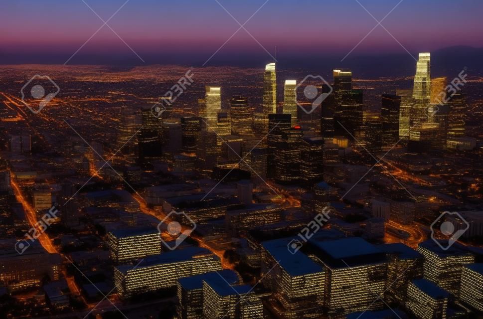 Luftaufnahme der Innenstadt von Los Angeles in der Dämmerung