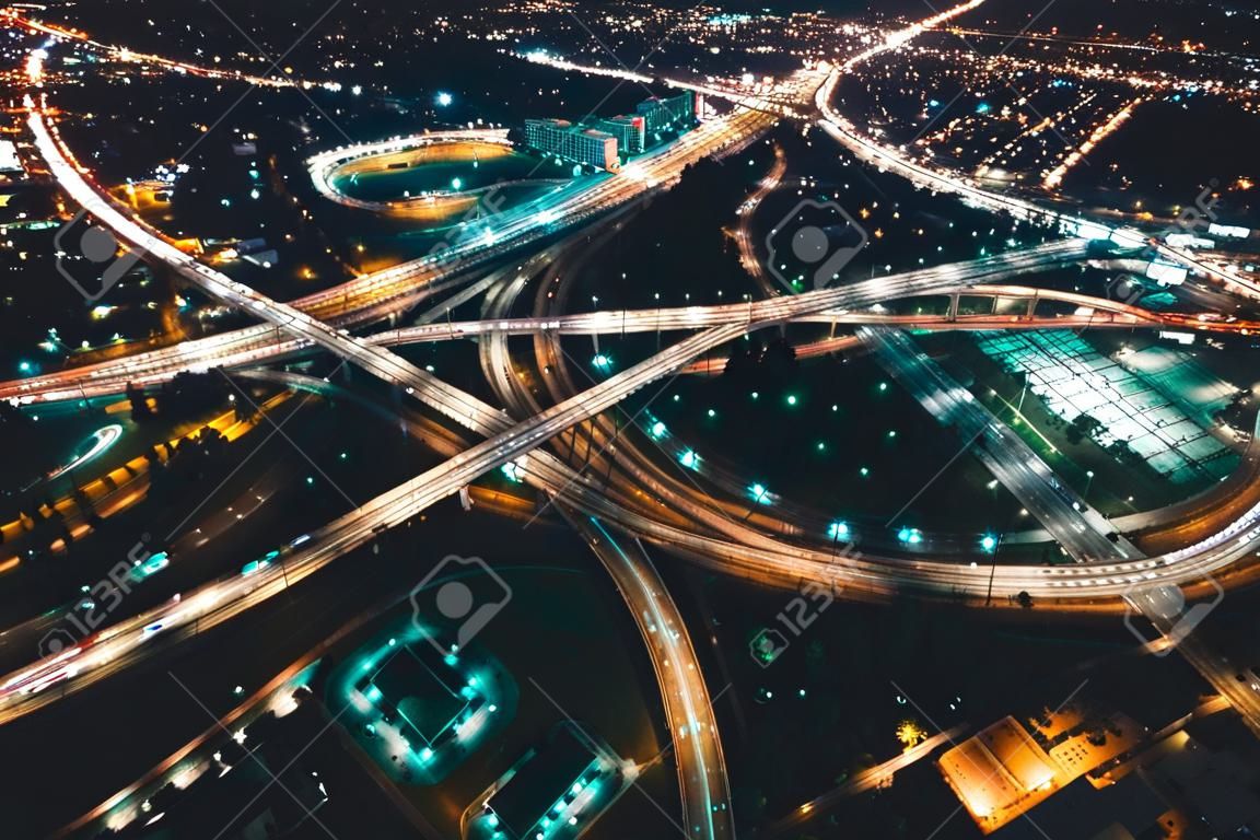 Luftaufnahme einer massiven Autobahn in Los Angeles CA in der Nacht