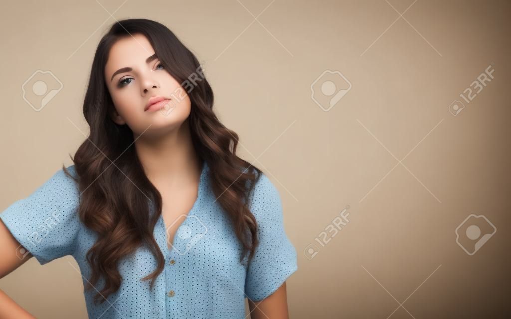 Giovane donna annoiata su uno sfondo solido