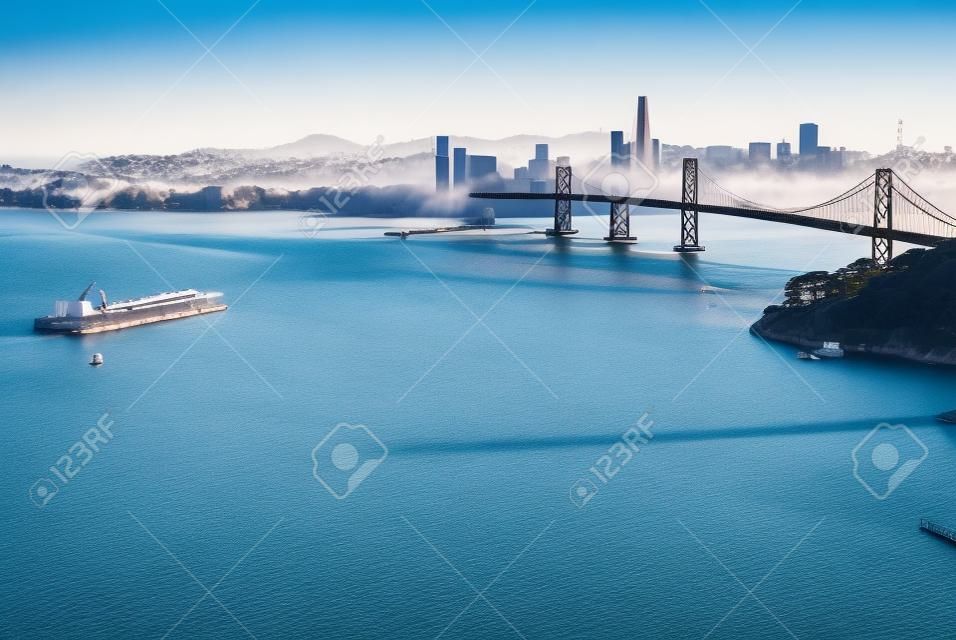 Vista aérea da ponte da baía em San Francisco, CA
