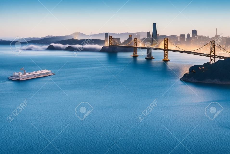 Vista aérea da ponte da baía em San Francisco, CA