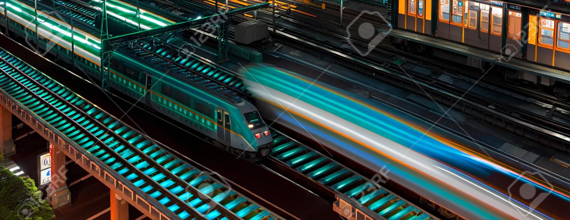Les trains accélèrent à travers Tokyo, Japon la nuit