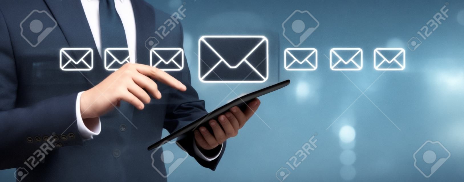 Koncepcja e-maila z biznesmenem przy użyciu jego komputera typu tablet