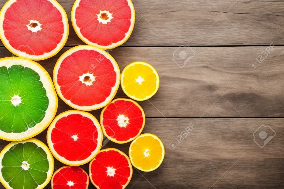 friss citrus fele vágott gyümölcsöt fölött fából készült asztal