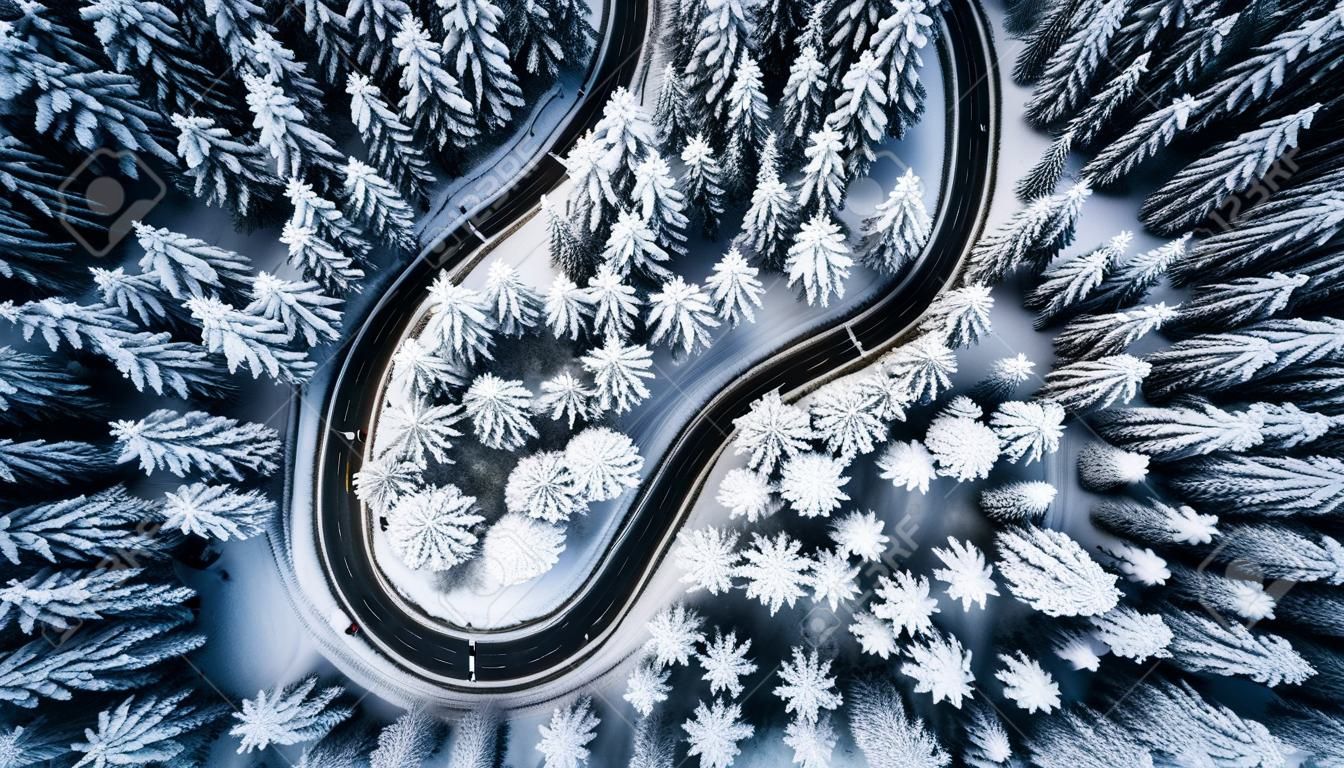 Línea de carretera con curvas en el paisaje invernal, vista aérea.