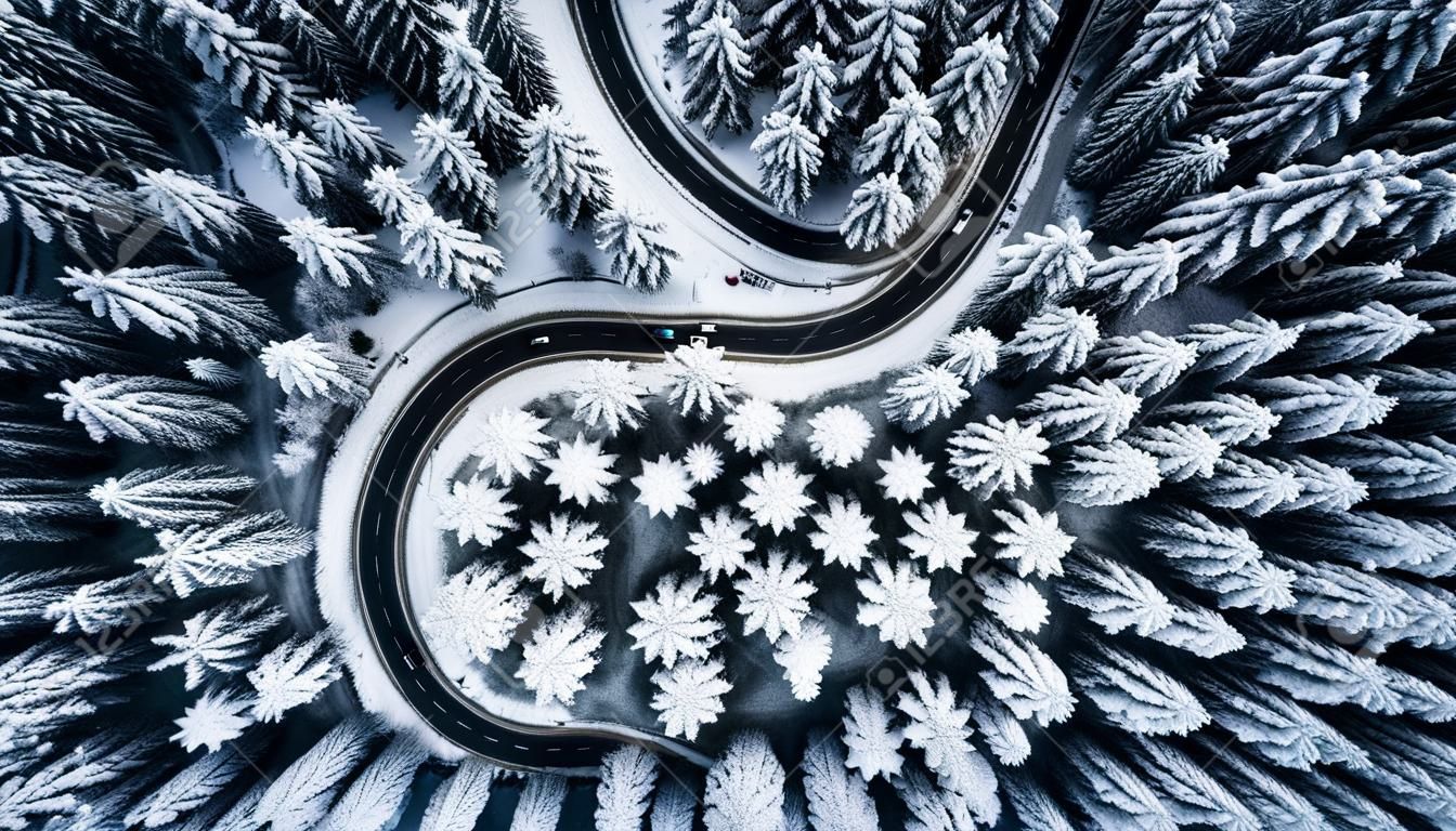 Linha de estrada curvilínea no cenário de inverno, vista aérea.