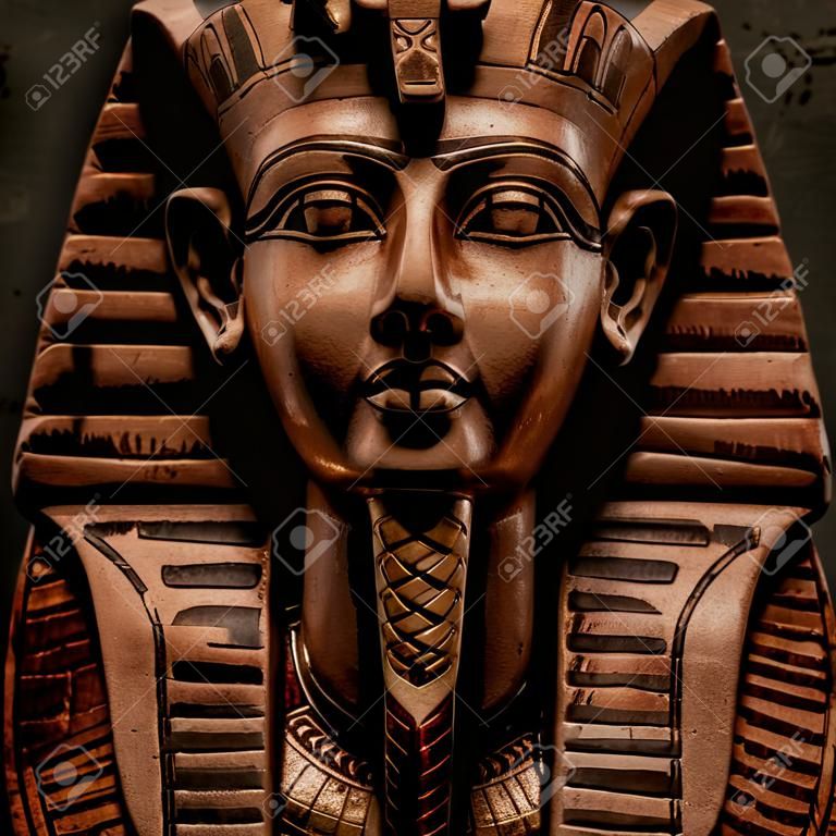 máscara de piedra faraón Tutankamón en fondo oscuro