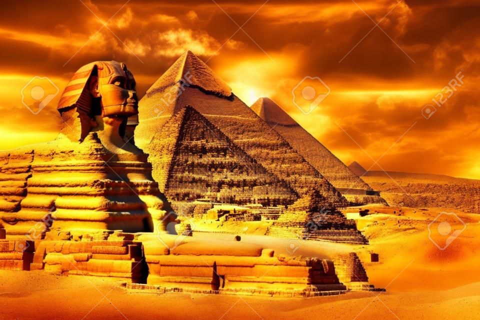 Egypte Le Caire - Gizeh. Vue générale des pyramides avec Sphinx