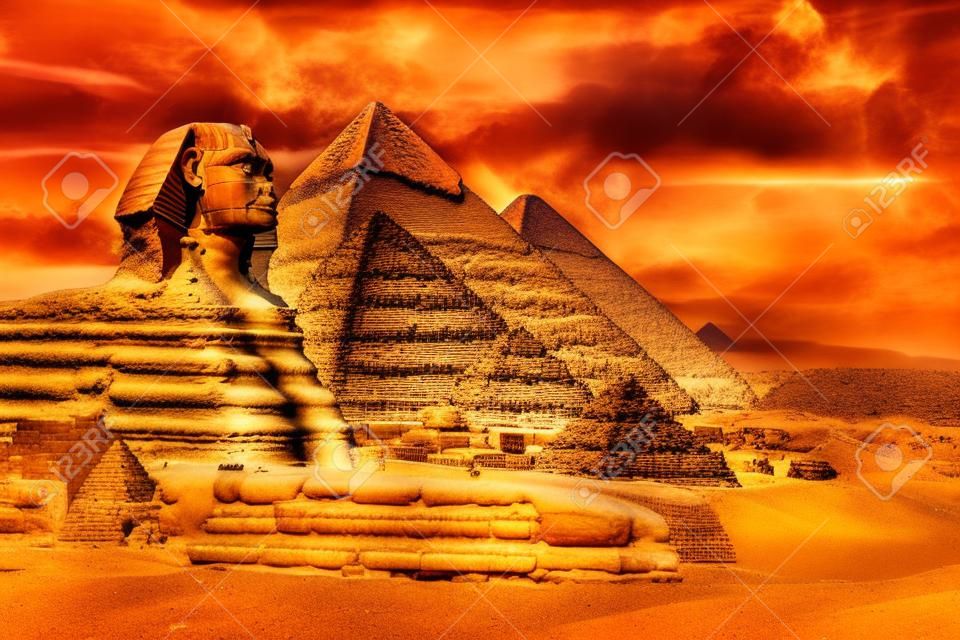 Egypte Le Caire - Gizeh. Vue générale des pyramides avec Sphinx