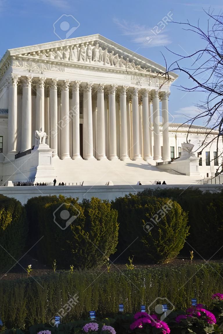 Edifício da Suprema Corte dos EUA em Washington, DC com um fundo de céu nublado azul.