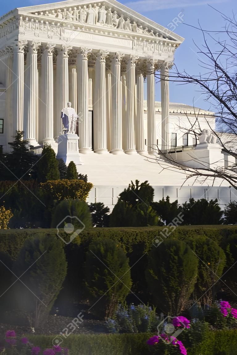 Edifício da Suprema Corte dos EUA em Washington, DC com um fundo de céu nublado azul.