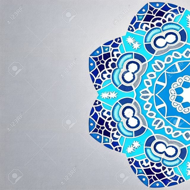 Mandala oriental motivo metade redondo lase padrão no fundo azul-claro, como floco de neve ou mehndi pintura cor de fundo
