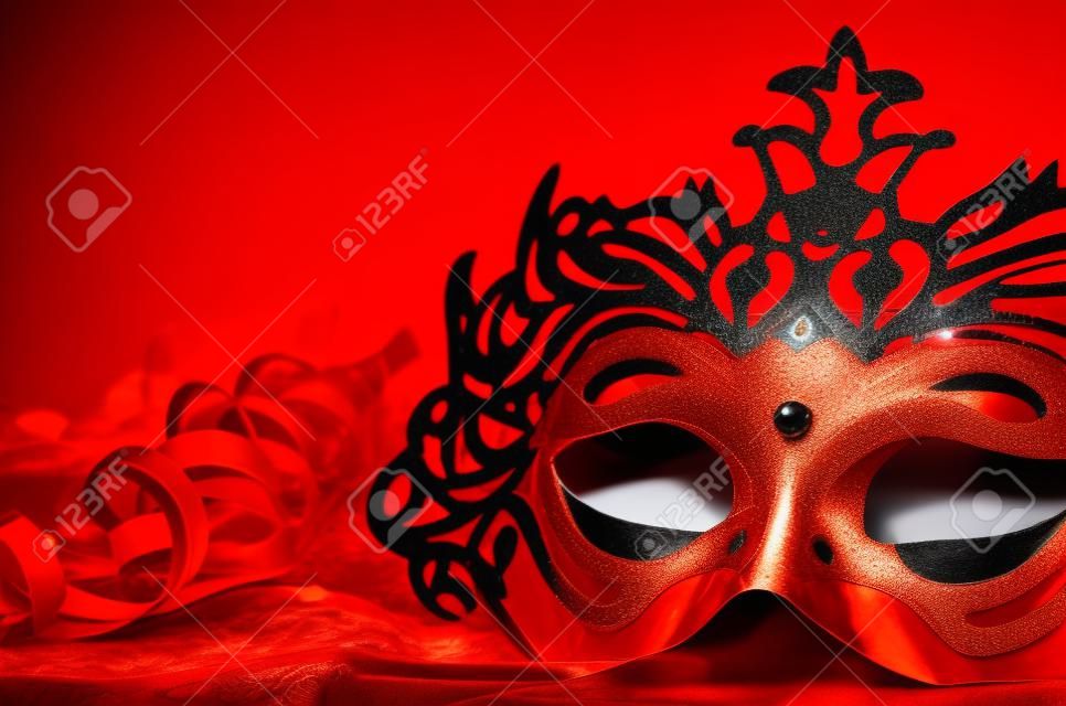 Masque de carnaval sur fond rouge