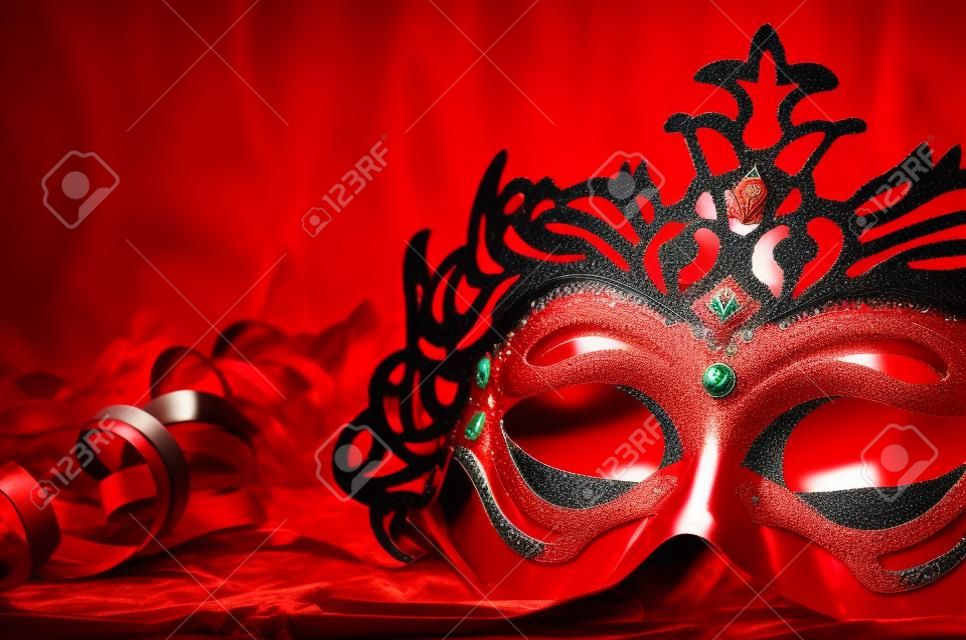 Máscara de carnaval com fundo vermelho
