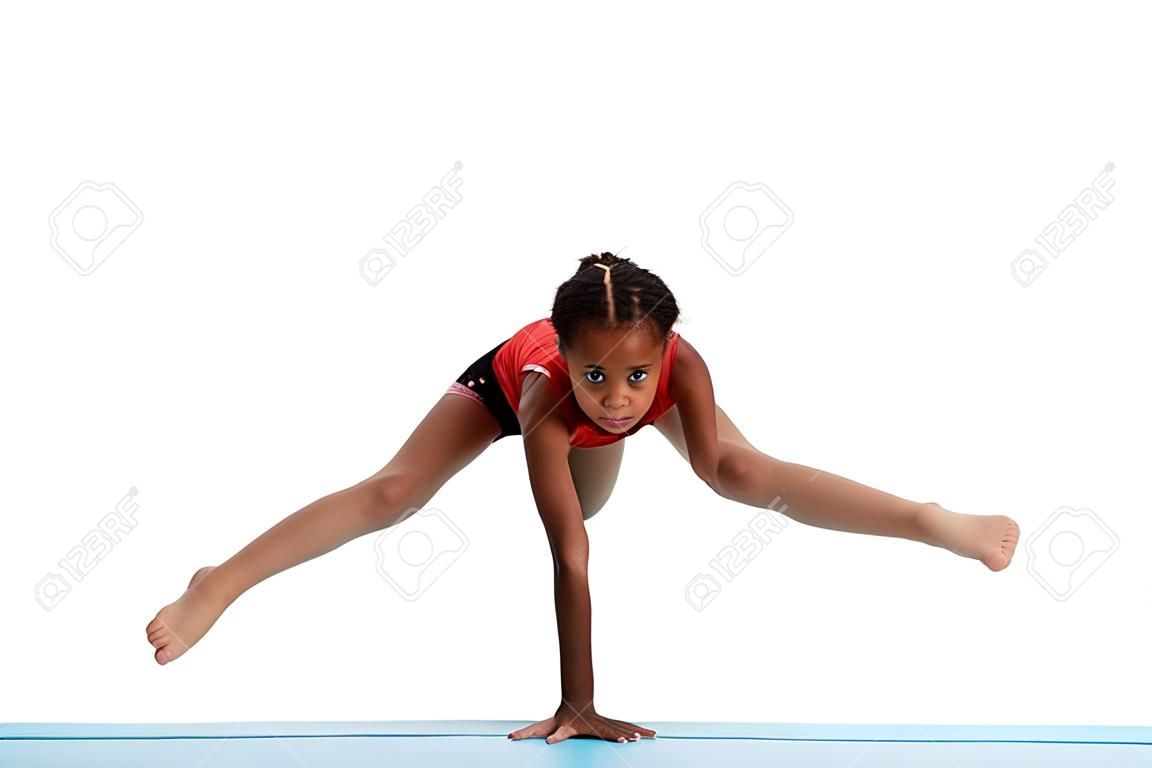 Молодая девушка делает гимнастику двигаться