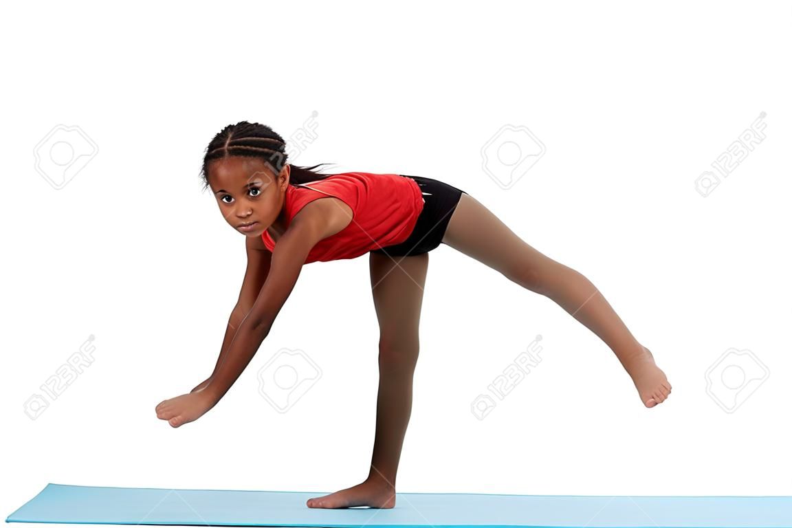 Молодая девушка делает гимнастику двигаться
